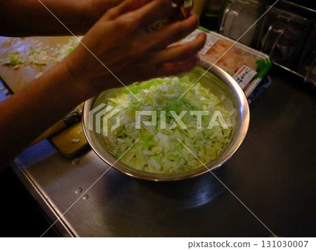 Okonomiyaki cooking kitchen 131030007