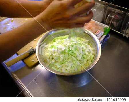 Okonomiyaki cooking kitchen 131030009