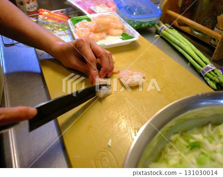 Okonomiyaki cooking kitchen 131030014