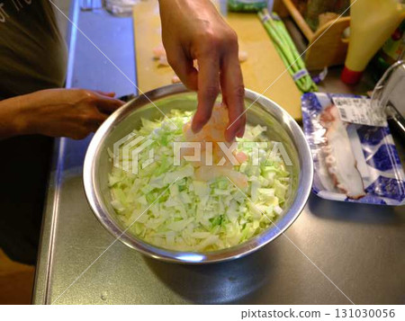 Okonomiyaki cooking kitchen 131030056