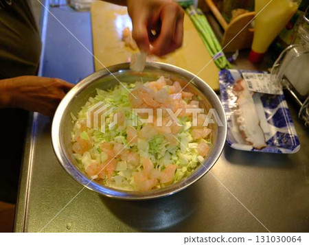 Okonomiyaki cooking kitchen 131030064