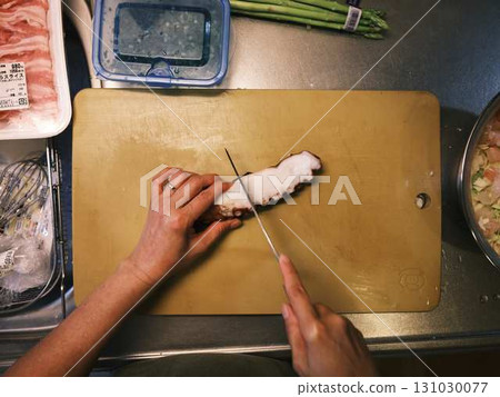 Okonomiyaki cooking kitchen 131030077