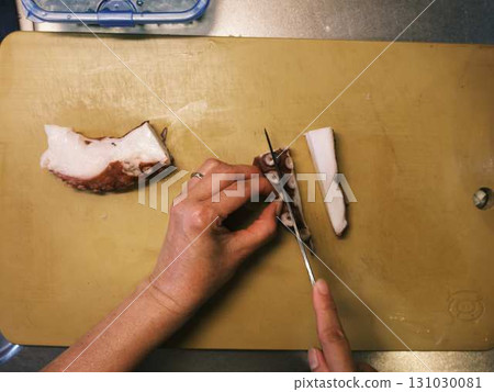 Okonomiyaki cooking kitchen 131030081