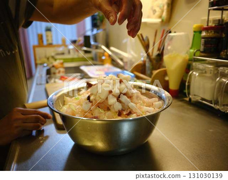 Okonomiyaki cooking kitchen Okonomiyaki cooking kitchen 131030139