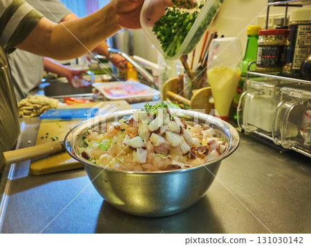 Okonomiyaki cooking kitchen 131030142