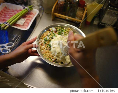 Okonomiyaki cooking kitchen Okonomiyaki cooking kitchen 131030169