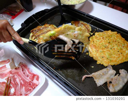 Okonomiyaki cooking kitchen Okonomiyaki cooking kitchen 131030201