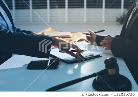 Lawyer explained to the client about the law that must be brought against the court case. 131030720