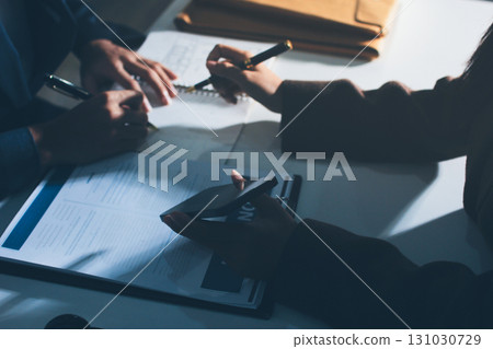 Lawyer explained to the client about the law that must be brought against the court case. 131030729