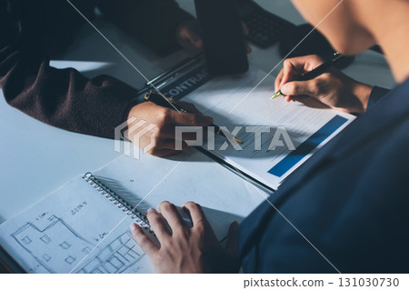 Lawyer explained to the client about the law that must be brought against the court case. 131030730