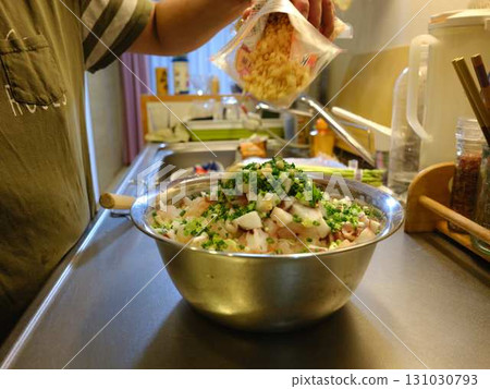 Okonomiyaki cooking kitchen 131030793