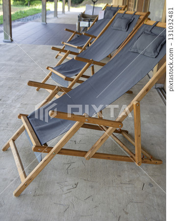 古墓微風中的躺椅 131032481