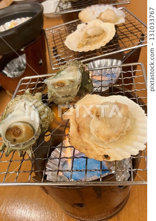 烤扇貝和海螺殼 烤扇貝和海螺殼 131033767