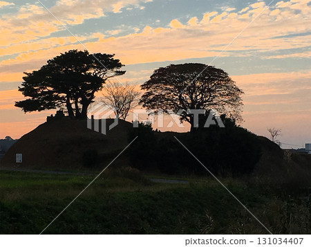 夕陽下閃耀的後鎖孔狀古墳（糸島市井原一號古墳） 131034407