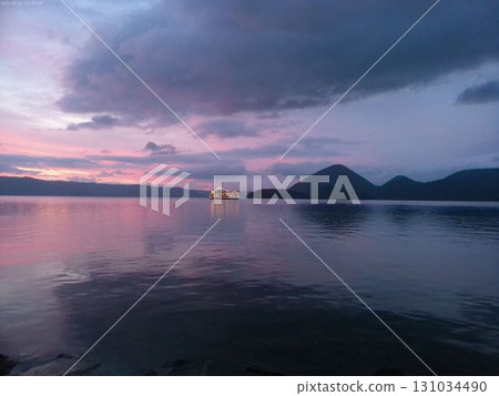 湖面上的夕陽和觀光船 131034490