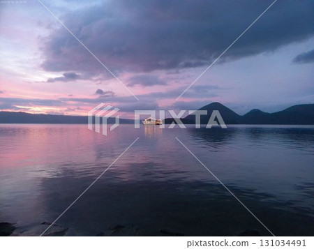湖面上的夕陽和觀光船 湖面上的夕陽和觀光船 131034491
