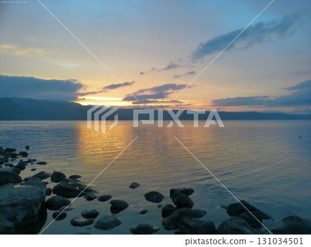 The colors of the lake and clouds dyed in the sunset The colors of the lake and clouds dyed in the sunset 131034501