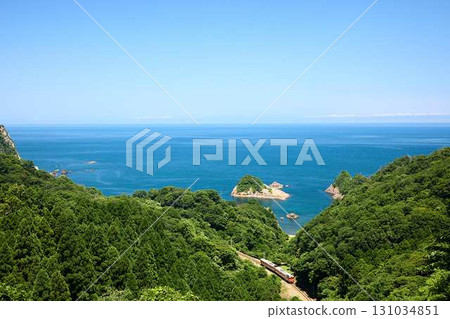 Tarako train running along the Sea of Japan Tarako train running along the Sea of Japan 131034851