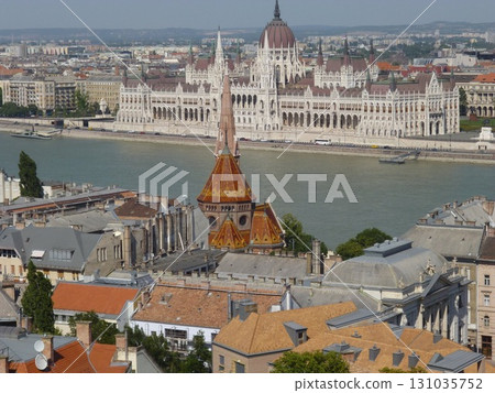 從馬加什教堂欣賞多瑙河和布達佩斯的景色 從馬加什教堂欣賞多瑙河和布達佩斯的景色 131035752