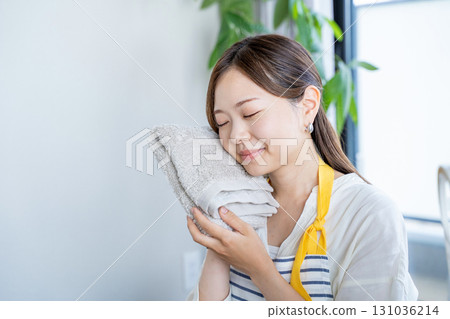 家庭主婦對織物柔軟精的氣味和感覺感到滿意 131036214