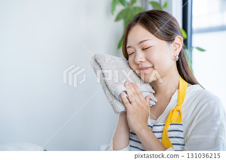 Housewives satisfied with the scent and feel of fabric softener Housewives satisfied with the scent and feel of fabric softener 131036215