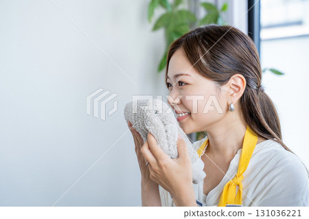 Housewives satisfied with the scent and feel of fabric softener Housewives satisfied with the scent and feel of fabric softener 131036221