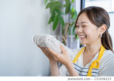 Housewives satisfied with the scent and feel of fabric softener Housewives satisfied with the scent and feel of fabric softener 131036223