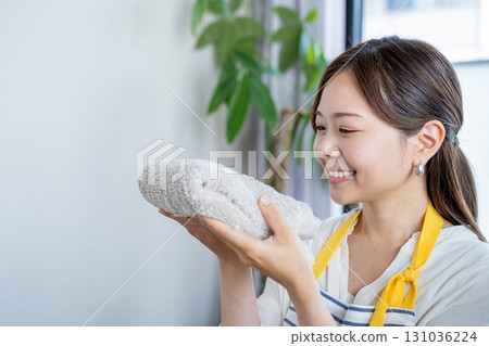 家庭主婦對織物柔軟精的氣味和感覺感到滿意 家庭主婦對織物柔軟精的氣味和感覺感到滿意 131036224