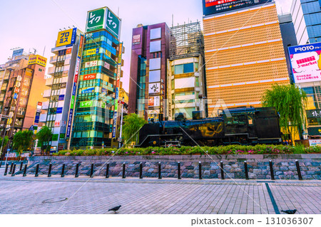 9月17日，日本東京城市景觀。酷熱持續…新橋、新橋蒸汽機車廣場正面和酒吧街的景色。 131036307