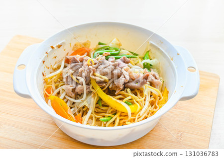 用微波爐炒的麵條，配料豐富 131036783