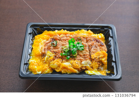 蓬鬆的蛋排蓋飯 131036794