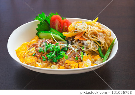 西式炸豬排蓋飯及炒麵 131036798