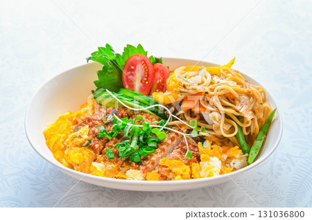西式炸豬排蓋飯及炒麵 131036800