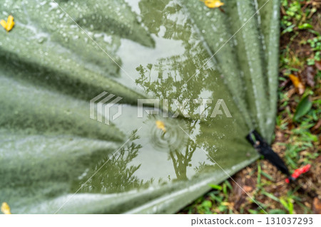 帳篷上雨水中倒映的樹木 131037293
