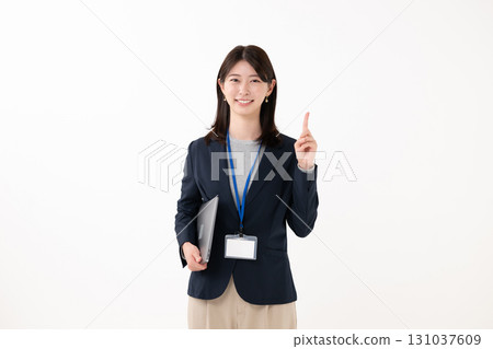 微笑的女商人 131037609