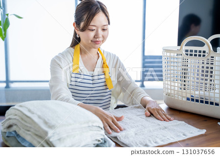 家庭主婦/管家折疊衣物 131037656