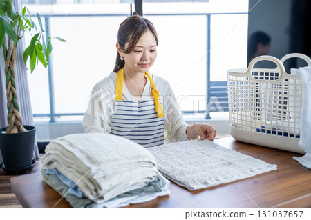 家庭主婦/管家折疊衣物 家庭主婦/管家折疊衣物 131037657