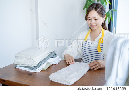 家庭主婦/管家折疊衣物 家庭主婦/管家折疊衣物 131037669