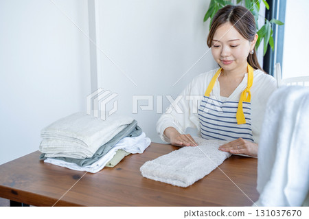 家庭主婦/管家折疊衣物 家庭主婦/管家折疊衣物 131037670