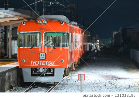 伊予鐵道3000系列列車停在雪中 伊予鐵道3000系列列車停在雪中 131038195