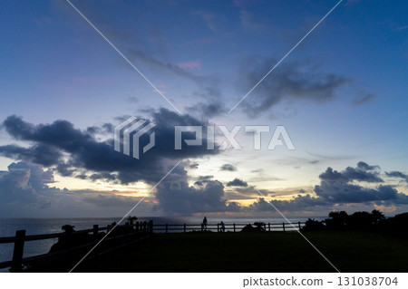 八月，沖繩西表島宇成崎公園的日落 131038704