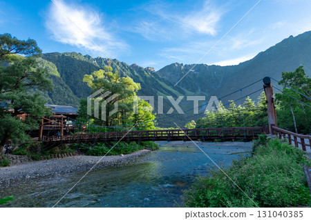 從上高地河童橋眺望穗高山脈 從上高地河童橋眺望穗高山脈 131040385