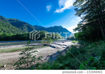 從上高地的梓川眺望穗高山脈 從上高地的梓川眺望穗高山脈 131040401