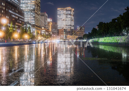 東京:丸之內商業區的夜景,摩天大樓倒映在水中 東京:丸之內商業區的夜景,摩天大樓倒映在水中 131041674