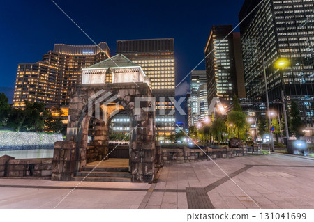 東京：丸之內商業區的夜景，摩天大樓倒映在水中 131041699