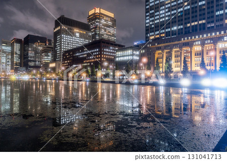 東京:丸之內商業區的夜景,摩天大樓倒映在水中 東京:丸之內商業區的夜景,摩天大樓倒映在水中 131041713