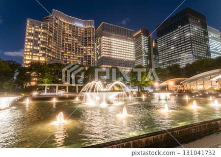 東京:丸之內商業區和和田倉噴泉公園的夜景 東京:丸之內商業區和和田倉噴泉公園的夜景 131041732