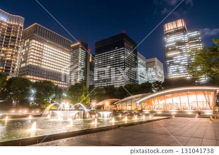 Tokyo: Night view of Marunouchi business district and Wadakura Fountain Park 131041738