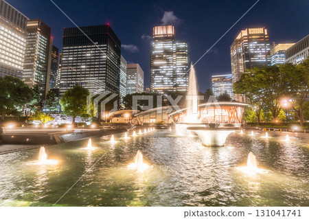 東京:丸之內商業區和和田倉噴泉公園的夜景 東京:丸之內商業區和和田倉噴泉公園的夜景 131041741