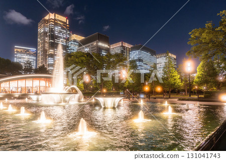 東京：丸之內商業區和和田倉噴泉公園的夜景 131041743
